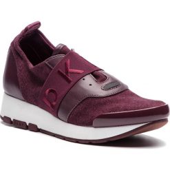 Sneakersy DKNY - Astor K3897667 Oxblood. Czerwone półbuty damskie DKNY, bez wzorów, z gumy, bez obcasa, na płaskiej podeszwie, bez zapięcia. W wyprzedaży za 379.00 zł.