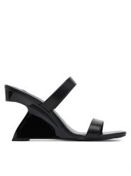 KARL LAGERFELD Klapki KL34611 Czarny. Czarne klapki damskie KARL LAGERFELD, bez wzorów, ze skóry, bez obcasa. W wyprzedaży za 559.99 zł.