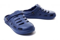 AXIM 7K3807 granat, klapki/croksy damskie. Klapki damskie Axim, w ażurowe wzory, bez obcasa. Za 34.99 zł.