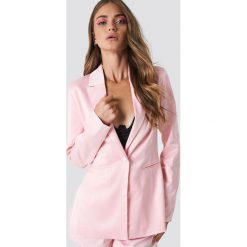 Galore x NA-KD Błyszcząca marynarka - Pink. Różowe żakiety damskie Galore x NA-KD, z tkaniny. Za 202.95 zł.