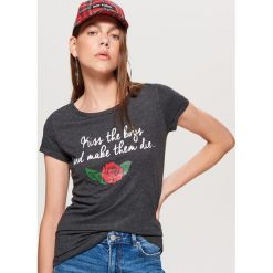 Koszulka z napisem - Szary. T-shirty damskie marki Cropp. W wyprzedaży za 9.99 zł.