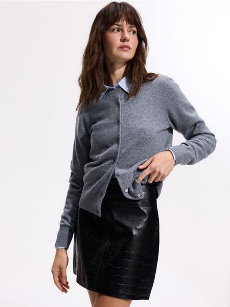 Skórzana spódnica mini - czarny. Czarne spódnice damskie Reserved, l, bez wzorów, ze skóry, mini, trapezowe. Za 459.99 zł.