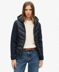 Kurtka hybrydowa z kapturem Storm Knit od SUPERDRY. Niebieskie kurtki damskie Superdry., bez wzorów, z materiału, z kapturem. Za 623.45 zł.