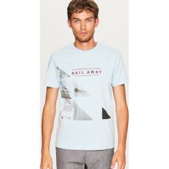 T-shirt z nadrukiem - Niebieski. Niebieskie t-shirty męskie Reserved, z nadrukiem. Za 29.99 zł.