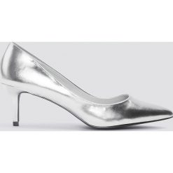 NA-KD Shoes Metaliczne czółenka na średnim obcasie - Silver. Szare czółenka damskie NA-KD Shoes. Za 80.95 zł.