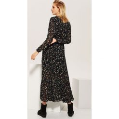 Sukienka maxi w drobne kwiaty - Wielobarwn. Sukienki damskie marki House. W wyprzedaży za 79.99 zł.