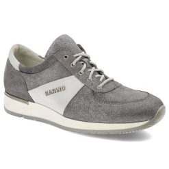 Srebrne Sneakersy Karino Błyszczące Modne Obuwie Damskie. Szare obuwie sportowe damskie Karino, bez wzorów, eleganckie, bez obcasa, bez zapięcia. Za 219.00 zł.