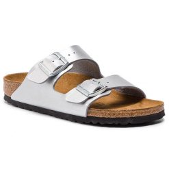 Klapki Birkenstock. Szare klapki damskie Birkenstock, bez wzorów, bez obcasa. Za 399.99 zł.