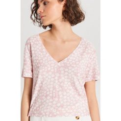 Bluzka z rozcięciem na plecach - Biały. Bluzki damskie marki Cropp. Za 49.99 zł.