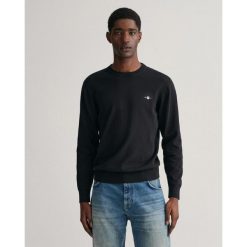 Sweter męski GANT z klasycznym okrągłym dekoltem. Czarne swetry przez głowę męskie GANT, m, bez wzorów, z bawełny, bez kołnierzyka. Za 570.00 zł.