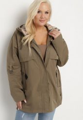 Zielona Kurtka Parka z Kapturem i Kieszeniami Eradilla. Zielone kurtki damskie Born2be, plus size, z aplikacjami, z kapturem. Za 319.99 zł.