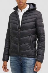 GUESS Czarna męska kurtka z kapturem Super Light Puffa Jacket. Czarne kurtki męskie Guess, l, z aplikacjami, z syntetyku, z kapturem. W wyprzedaży za 439.99 zł.
