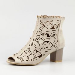 Beżowe sandały damskie na obcasie z zakrytą piętą M.Daszyński 1954-10. Brązowe sandały damskie M.Daszyński, w ażurowe wzory, z zamszu, bez obcasa, na obcasie, bez zapięcia. Za 179.00 zł.