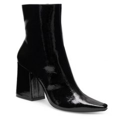 Botki Nine West. Czarne botki damskie Nine West, bez obcasa, na słupku, bez zapięcia. Za 259.99 zł.