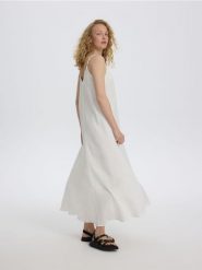Jeansowa sukienka maxi z lyocellu - biały. Białe sukienki damskie Reserved, l, bez wzorów, z jeansu, bez kołnierzyka, bez ramiączek, maxi. Za 159.99 zł.