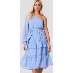 Andrea Hedenstedt x NA-KD Sukienka midi na jedno ramię - Blue. Sukienki damskie marki Andrea Hedenstedt x NA-KD. W wyprzedaży za 64.78 zł.