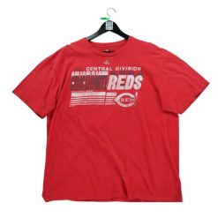 Koszulka MLB męska z krótkim rękawem. Czerwone koszulki polo męskie MAJESTIC SPORT, l, bez wzorów, z materiału, bez kołnierzyka, bez ramiączek. Za 21.26 zł.