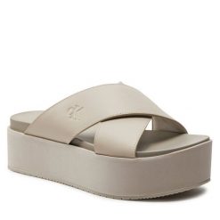 Klapki Calvin Klein Jeans. Brązowe klapki damskie Calvin Klein Jeans, bez wzorów, z jeansu, bez obcasa. Za 259.99 zł.