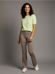 Bluzka swetrowa - zielony. Zielone bluzki damskie Sinsay, l, bez wzorów, bez kołnierzyka, bez ramiączek. Za 29.99 zł.