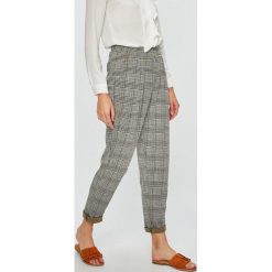 Vero Moda - Spodnie. Spodnie materiałowe damskie marki Vero Moda. W wyprzedaży za 79.90 zł.
