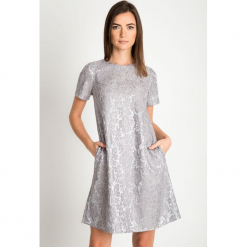Srebrna sukienka z koronką QUIOSQUE. Szare sukienki damskie QUIOSQUE, w koronkowe wzory, z koronki, eleganckie, z kopertowym dekoltem, z krótkim rękawem. Za 219.99 zł.