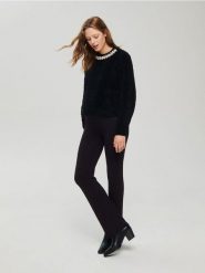 Sweter z ozdobnym detalem - czarny. Czarne swetry damskie Reserved, l, bez wzorów, z dzianiny, bez kołnierzyka, bez ramiączek, bez kaptura. W wyprzedaży za 159.99 zł.