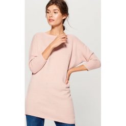 Sweter z asymetrycznym dołem - Różowy. Czerwone swetry damskie Mohito, z asymetrycznym kołnierzem. Za 119.99 zł.
