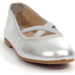 Skórzane baleriny w kolorze srebrnym. Baleriny dziewczęce marki Abril Kids. W wyprzedaży za 128.95 zł.