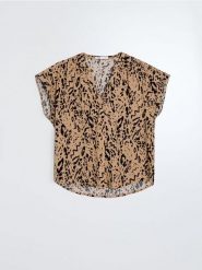 Wiskozowa koszula z krótkim rękawem w panterkę - beżowy. Brązowe koszule damskie Sinsay, l, bez wzorów, z wiskozy, bez kołnierzyka, bez ramiączek. Za 25.99 zł.