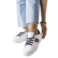 Inna Białe sneakersy ze zdobioną cholewką Sauriol. Białe trampki i tenisówki damskie z aplikacjami, klasyczne, bez zapięcia. Za 96.55 zł.