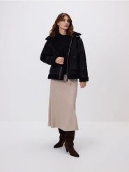 Kurtka z imitacji zamszu - czarny. Czarne kurtki damskie Reserved, l, bez wzorów, bez kaptura. Za 299.99 zł.