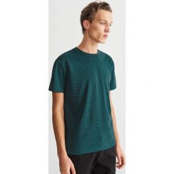 T-shirt z drobnym nadrukiem - Turkusowy. Niebieskie t-shirty męskie Reserved, z nadrukiem. Za 39.99 zł.