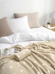 Koc w serca - beżowy. Brązowe kocyki dla dzieci Sinsay. Za 29.99 zł.