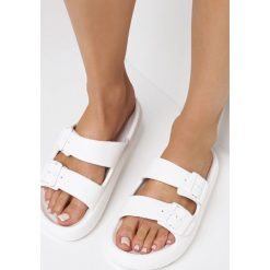Białe Klapki Barbelaia. Białe klapki damskie Born2be, z aplikacjami, z gumy, bez obcasa, na płaskiej podeszwie. Za 19.99 zł.