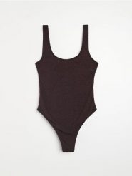 Strukturalny jednoczęściowy strój kąpielowy - brązowy. Brązowe kostiumy jednoczęściowe damskie Sinsay, l, bez wzorów, sportowe. Za 49.99 zł.