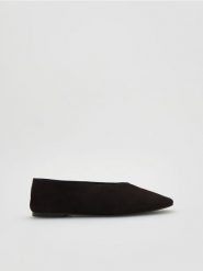 Zamszowe baleriny - ciemnobrązowy. Brązowe baleriny damskie Reserved, bez wzorów, ze skóry, bez obcasa. Za 109.99 zł.