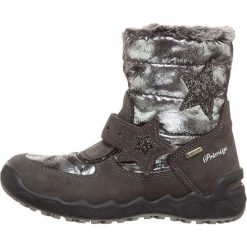 Kozaki zimowe w kolorze szaro-srebrnym. Szare buty zimowe dziewczęce Primigi, bez wzorów, z gore-texu, bez zapięcia. W wyprzedaży za 209.95 zł.