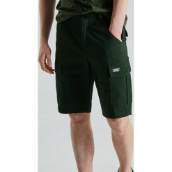 Krótkie spodenki cargo - Khaki. Szorty męskie marki Cropp. Za 119.99 zł.