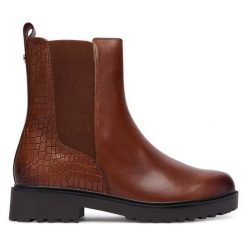 Botki Caprice. Brązowe botki damskie Caprice, bez obcasa, na płaskiej podeszwie, bez zapięcia. Za 349.99 zł.