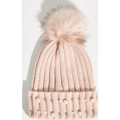 Prążkowana czapka z pomponem - Różowy. Czapki i kapelusze damskie marki Sinsay. W wyprzedaży za 14.99 zł.