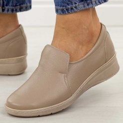 Beżowe skórzane Polskie półbuty damskie Góral 1798. Brązowe półbuty damskie Góral, na jesień, bez wzorów, z jeansu, casualowe, z okrągłym noskiem, bez obcasa, na płaskiej podeszwie, bez zapięcia. Za 399.00 zł.