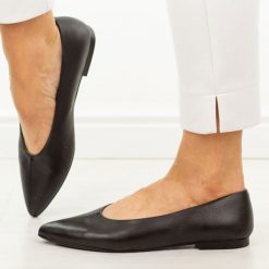 Czarne skórzane czółenka damskie T.Sokolski 307. Czarne czółenka damskie Sokolski, bez wzorów, ze skóry, biznesowe, bez obcasa, na płaskiej podeszwie, bez zapięcia. Za 299.00 zł.