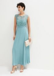 Długa sukienka wieczorowa z koronką. Niebieskie sukienki damskie bonprix, z aplikacjami, z koronki, eleganckie, bez kołnierzyka, bez ramiączek, maxi. Za 279.99 zł.
