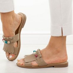 Beżowe płaskie klapki damskie M.Daszyński 2060-26. Brązowe klapki damskie M.Daszyński, bez wzorów, z jeansu, eleganckie, bez obcasa, na płaskiej podeszwie. Za 169.00 zł.