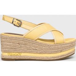 Tommy Hilfiger - Koturny. Żółte klapki damskie Tommy Hilfiger, bez wzorów, z gumy, bez obcasa, na koturnie. W wyprzedaży za 349.90 zł.