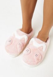 Różowe Kapcie na Platformie z Futerkiem Siltala. Czerwone kapcie damskie Born2be, bez wzorów. Za 34.99 zł.
