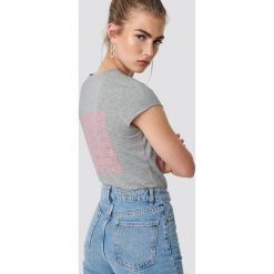 NA-KD Trend T-shirt z surowym wykończeniem Fake - Grey. Szare t-shirty damskie NA-KD Trend, z nadrukiem, z jersey, z okrągłym kołnierzem. Za 72.95 zł.