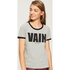 T-shirt z kontrastowym nadrukiem - Jasny szar. Szare t-shirty damskie Sinsay, z nadrukiem, z kontrastowym kołnierzykiem. Za 24.99 zł.