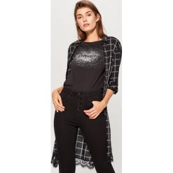 Bawełniana koszulka z nadrukiem - Czarny. Czarne bluzki damskie Mohito, l, bez wzorów, z bawełny, bez kołnierzyka. Za 29.99 zł.