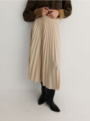 Plisowana spódnica maxi - kremowy. Białe spódnice damskie Reserved, l, bez wzorów, z dzianiny, maxi, rozkloszowane. W wyprzedaży za 59.99 zł.